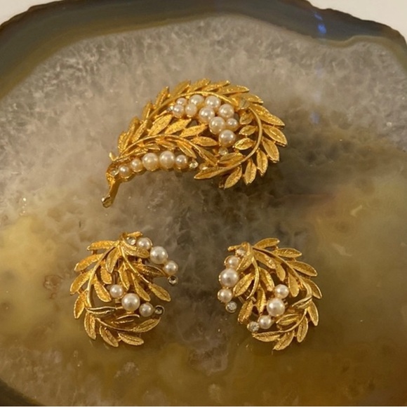 Vintage Jewelry - Gold tone brooch & clip earrings vintage